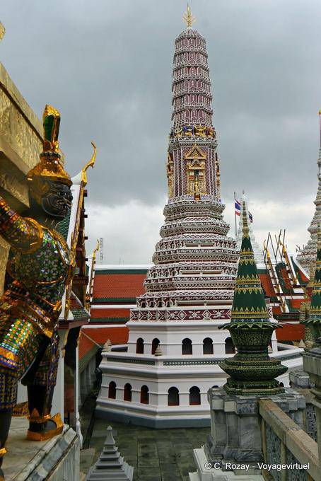 Pequeno ornamentado prang, Wat Phra Kaew, Banguecoque - Tailândia