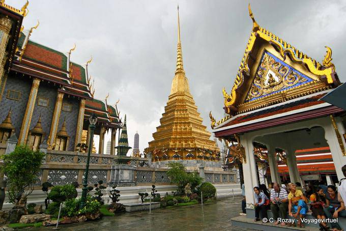 The Golden Chedi na chuva, Wat Phra Kaew, Banguecoque - Tailândia