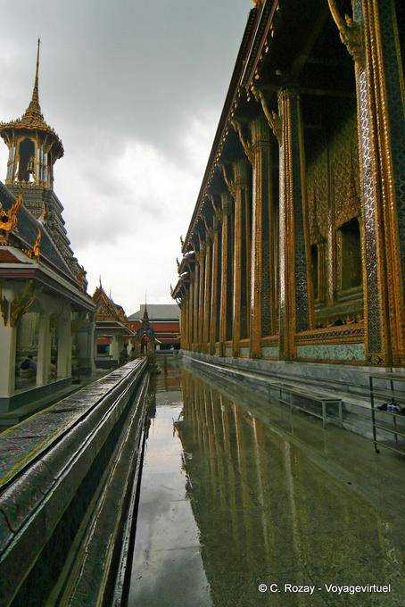 Na chuva, Wat Phra Kaew, Banguecoque - Tailândia