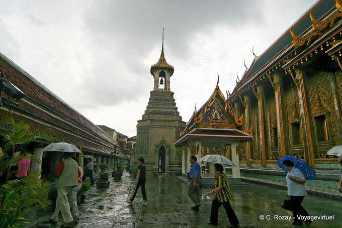 Outro ponto de vista da capela de Gandhara Buddha, Wat Phra Kaew, Banguecoque - Tailândia