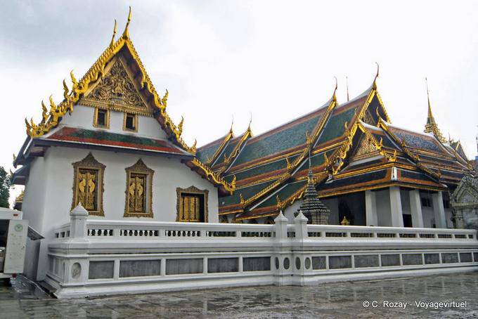 Um pavilhão anexo, Wat Phra Kaew, Banguecoque - Tailândia