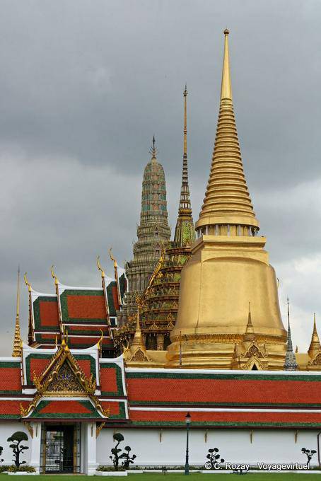 Três arquiteturas apontou para o céu, Wat Phra Kaew, Banguecoque - Tailândia