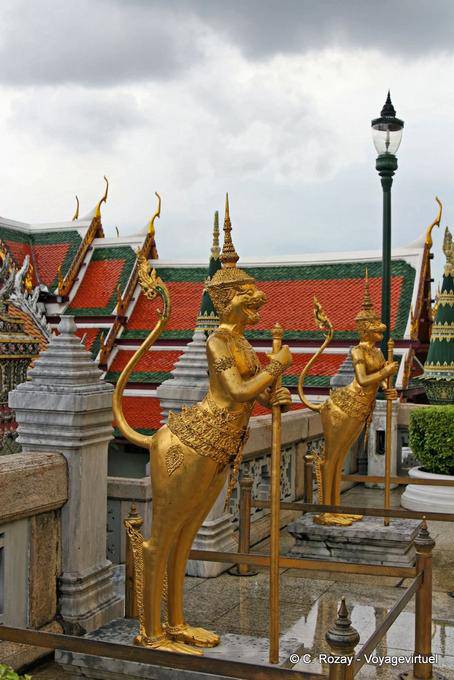 Aponsi em um terraço, Wat Phra Kaew, Banguecoque - Tailândia