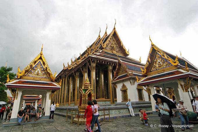 Pequenos pavilhões em todo o ubosoth, Wat Phra Kaew, Banguecoque - Tailândia