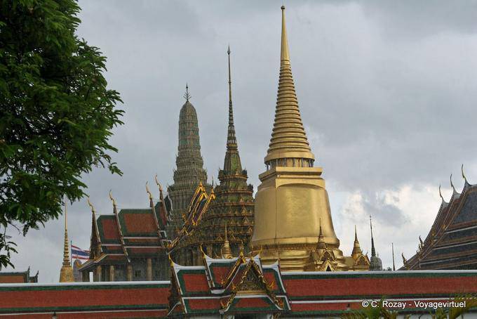 Stupas e prang alinhados, Wat Phra Kaew, Banguecoque - Tailândia