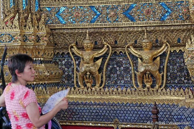 Magnificência da decoração do Templo do Buda de Esmeralda, Wat Phra Kaew, Banguecoque - Tailândia