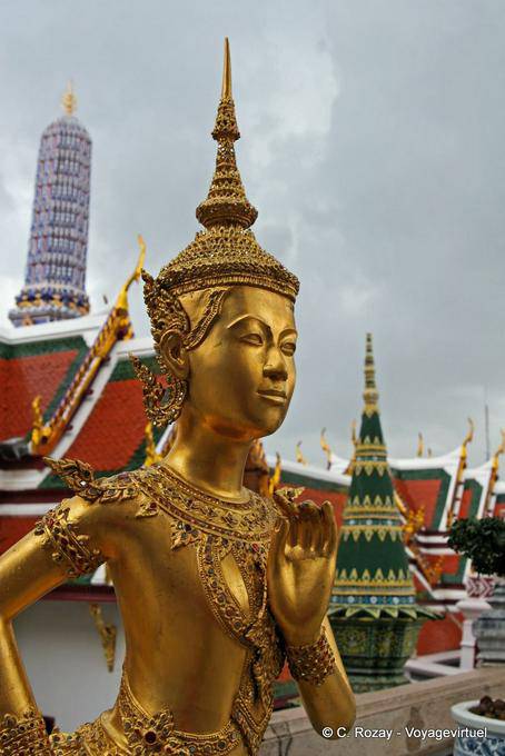 Estátua Kinnara, criatura mitológica, metade homem e metade-pássaro, Wat Phra Kaew, Banguecoque - Tailândia