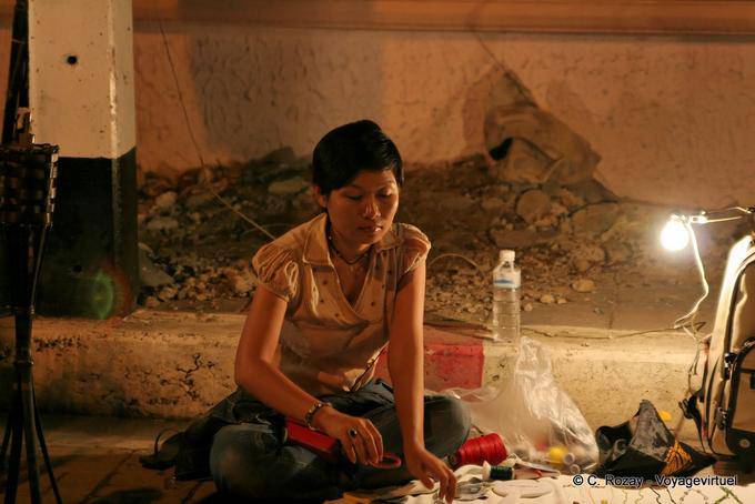 Craftswoman no mercado de noite, Chiang Mai - Tailândia