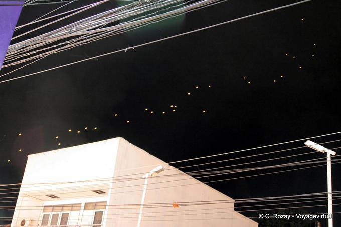 Desfile de lanternas do céu no céu, Chiang Mai - Tailândia