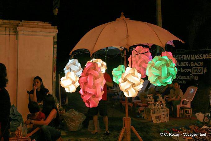 Lanternas penduradas no guarda-chuva, Chiang Mai - Tailândia