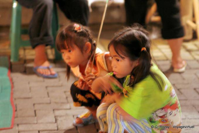 Curioso meninas, Chiang Mai - Tailândia