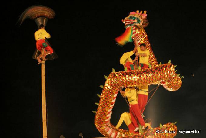 Acrobacia Loi Krathong festival em Chiang Mai - Tailândia