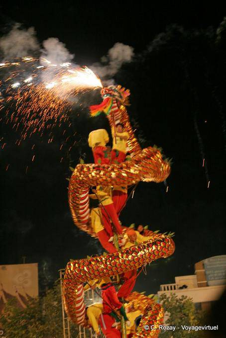 Acrobacias e fogos de artifício, Chiang Mai - Tailândia