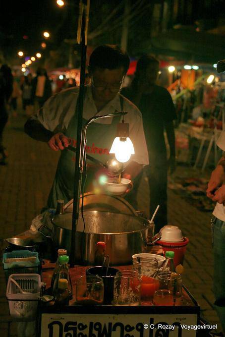 Sopa Marchand do mercado de noite, Chiang Mai - Tailândia