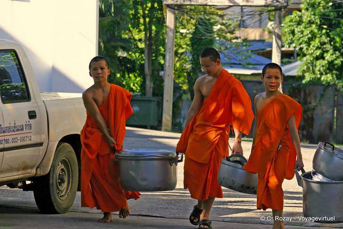 Noviços para a tarefa, Chiang Mai Temple - Tailândia