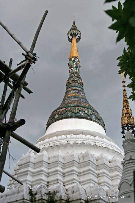 Decoração de Chedi de Wat Suan Dok, Chiang Mai Temple - Tailândia