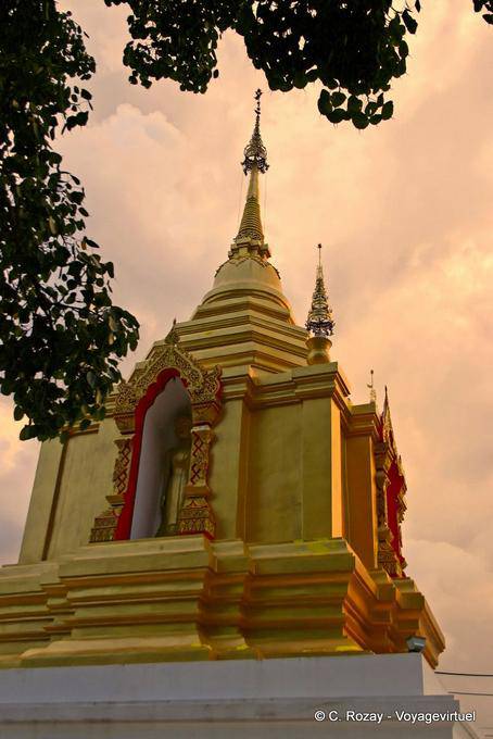 Chedi com um Buda em pé, Wat Sri Gerd, Chiang Mai Temple - Tailândia