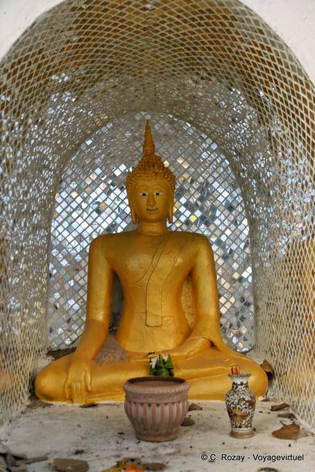 Suan Dok, um Buda em um nicho de espelhos, Chiang Mai Temple - Tailândia