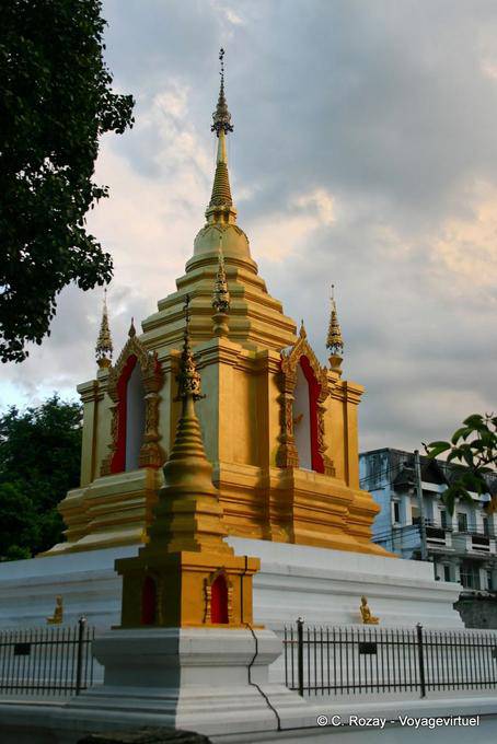 Chedi de base quadrada, Suan Dok, Chiang Mai Temple - Tailândia