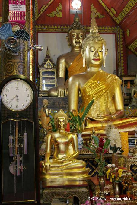 O relógio e os Budas, Chiang Mai Temple - Tailândia