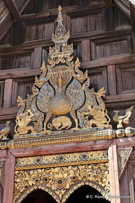 Frontão com um pavão, Wat Phan Tao, Chiang Mai Temple - Tailândia