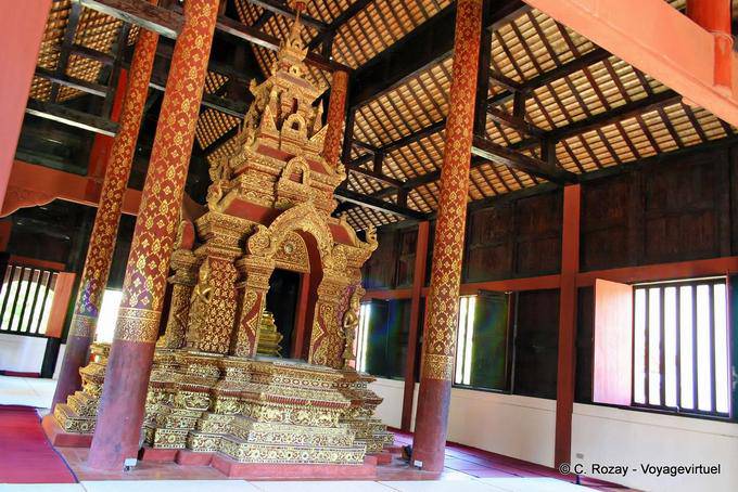 Interior de um templo Wat Phra Singh, Chiang Mai Temple - Tailândia