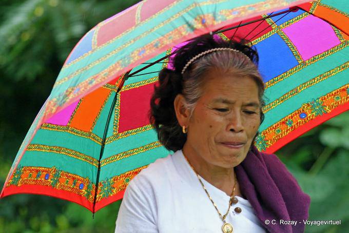 Passante com um guarda-chuva, Chiang Mai - Tailândia