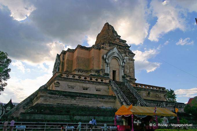 Outro ponto de vista sobre o grande chedi, Wat Chedi Luang, Chiang Mai - Tailândia