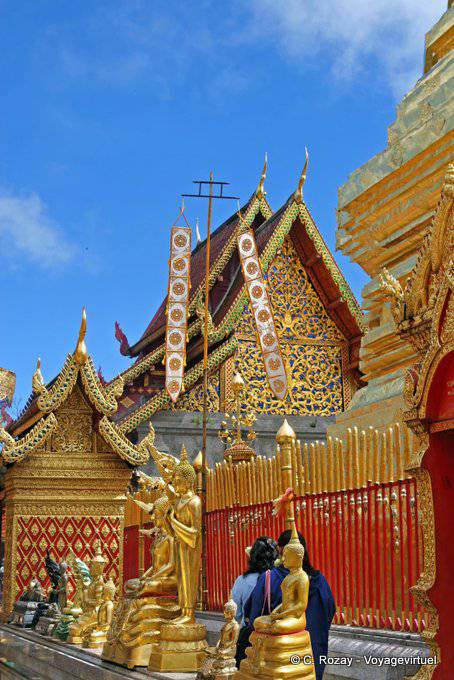 Uma caminhada em torno do Chedi, Wat Doi Suthep, Chiang Mai - Tailândia