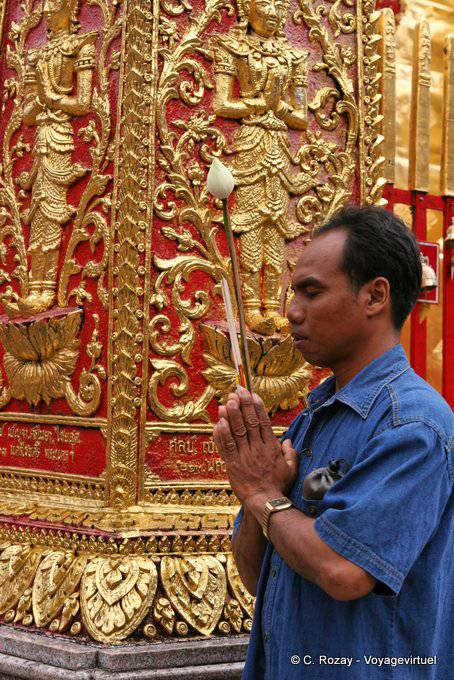 Homem de oração com lótus Wat Doi Suthep, Chiang Mai - Tailândia