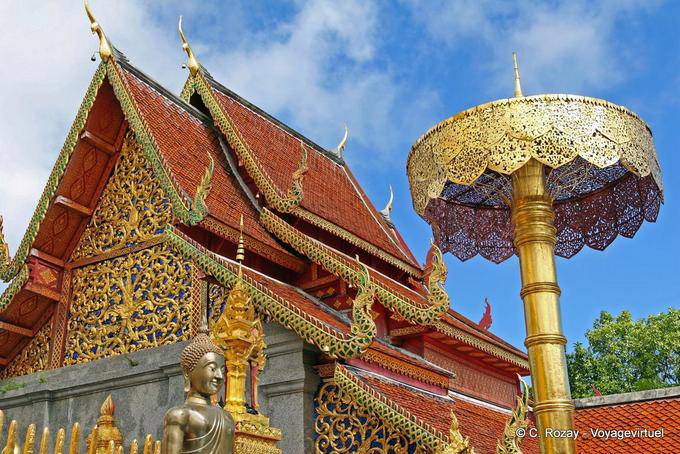 Decoração rica e guarda-chuva de ouro, Wat Doi Suthep, Chiang Mai - Tailândia
