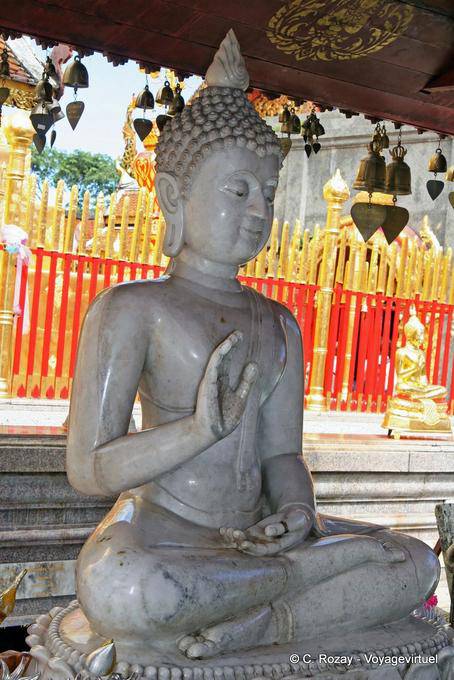 Buda sentado em mármore branco, Wat Doi Suthep, Chiang Mai - Tailândia