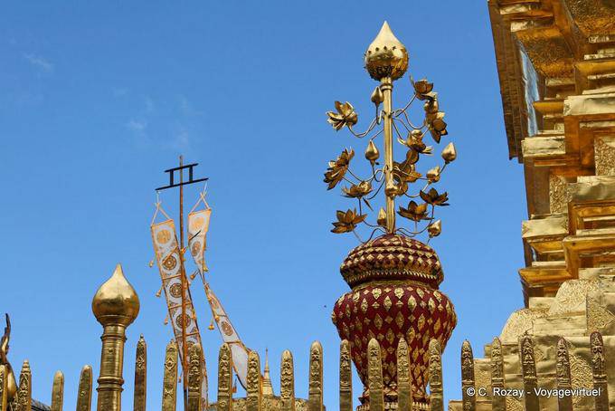 Elementos decorativos na frente do chedi, Wat Doi Suthep, Chiang Mai - Tailândia