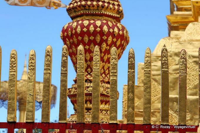 Topo do portão do chedi, Wat Doi Suthep, Chiang Mai - Tailândia