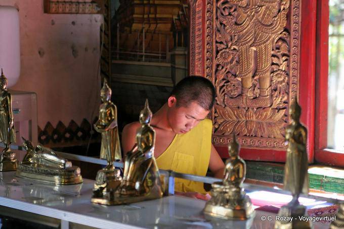 Monge estudioso Wat Phra Singh, Chiang Mai - Tailândia
