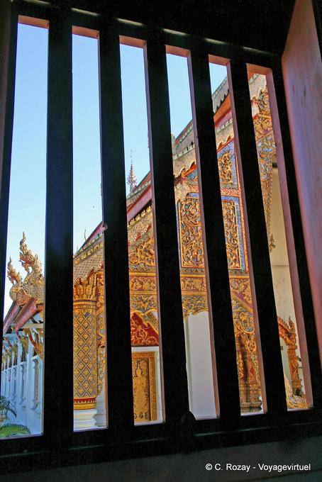 Vista por trás da janela, Wat Phra Singh, Chiang Mai - Tailândia