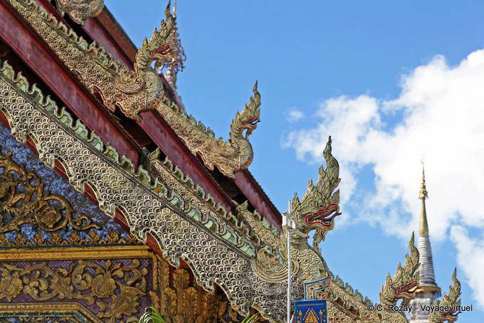 Dragões no final do telhado, Wat Phra Singh, Chiang Mai - Tailândia