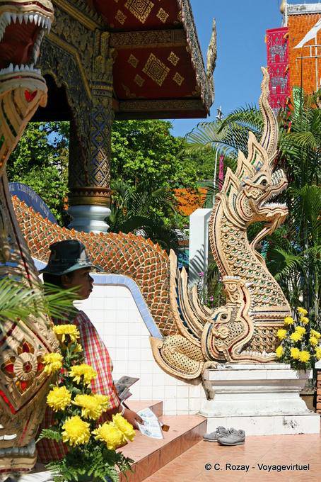 Serpente naga na entrada da Viharn Luang, Wat Phra Singh, Chiang Mai - Tailândia