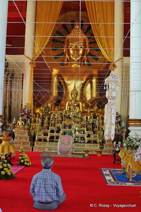 Dentro do Viharn Luang, Wat Phra Singh, Chiang Mai - Tailândia