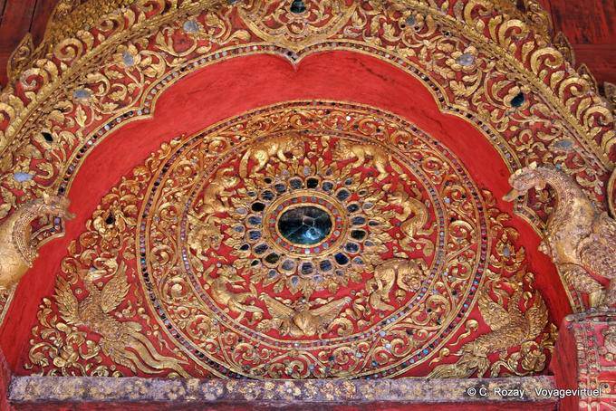 Detalhe da entrada para o ubosot, Wat Phra Singh, Chiang Mai - Tailândia