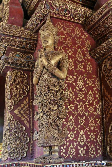 Estátua dourada orando, Wat Phra Singh, Chiang Mai - Tailândia