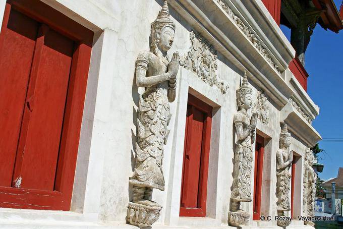 Estátuas de oração na parede da biblioteca do templo, Wat Phra Singh, Chiang Mai - Tailândia