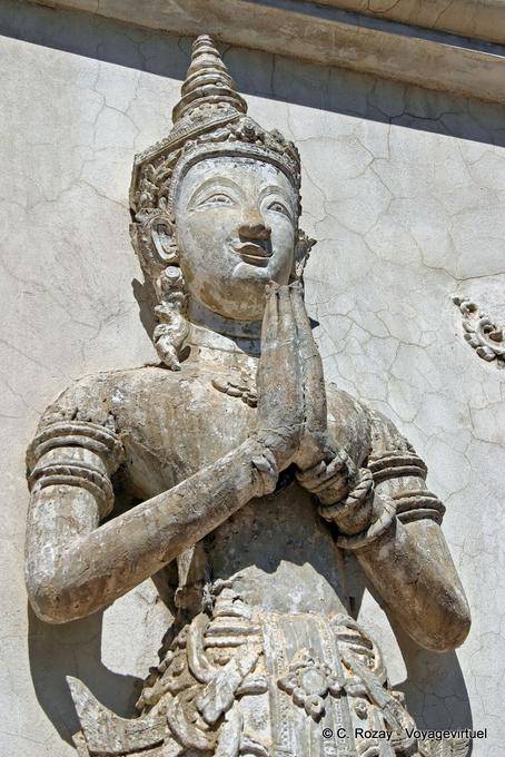 Estátua da base da biblioteca templo Ho Trai, Wat Phra Singh, Chiang Mai - Tailândia