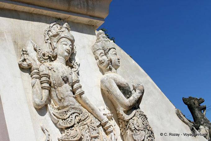 Bas-relief do stupa, Wat Phra Singh, Chiang Mai - Tailândia
