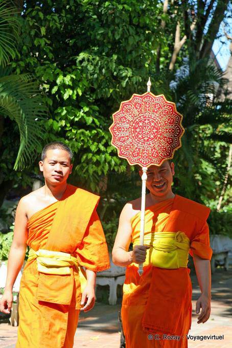 Monges jovens rindo, Wat Phra Singh, Chiang Mai - Tailândia