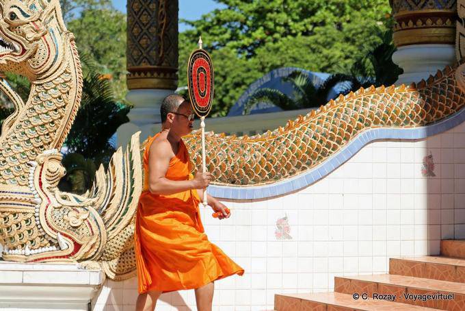 Monk ao painel, Wat Phra Singh, Chiang Mai - Tailândia