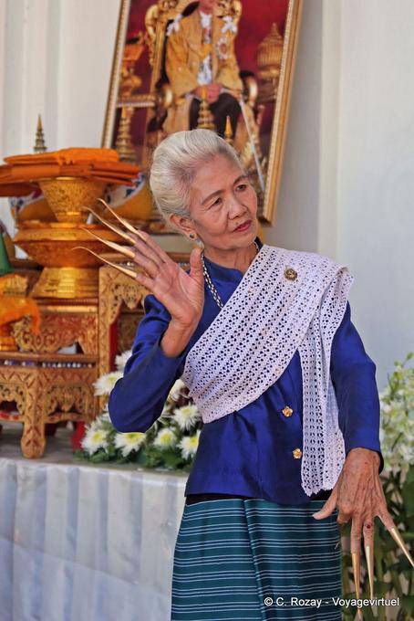 O dançarino tailandês tradicional, Wat Phra Singh, Chiang Mai - Tailândia