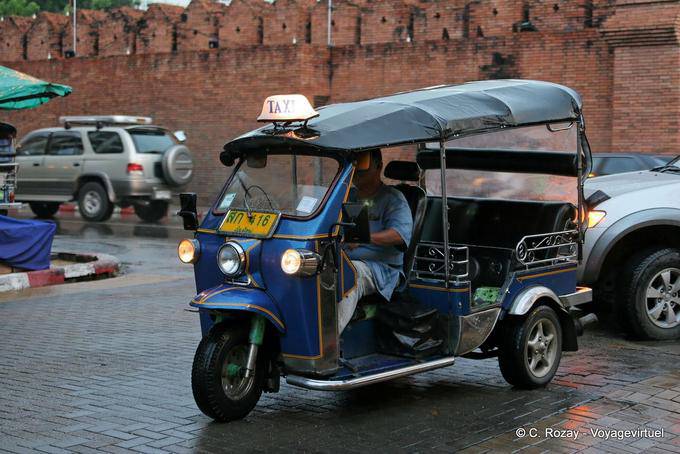 Tuk tuk motorizado em uma rua em Chiang Mai - Tailândia