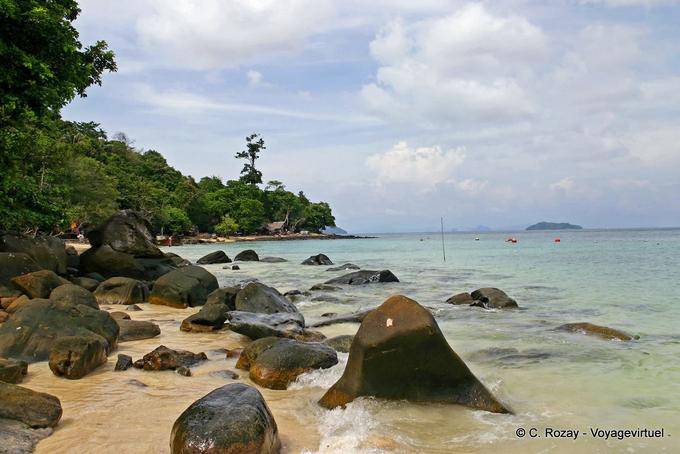 Rochas no final da praia Hin Khom Koh Phi Phi - Tailândia
