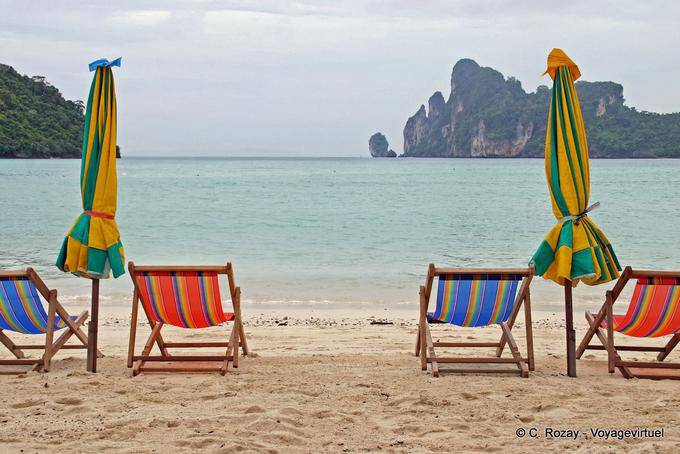 Espreguiçadeiras na praia, Koh Phi Phi - Tailândia